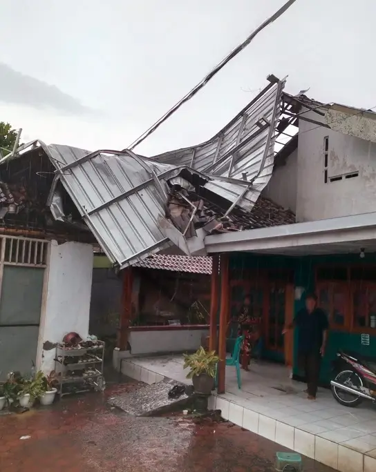 Saat Angin Kencang, Satu Warga Sidoarjo Meninggal Dunia Kejatuhan Material Bangunan